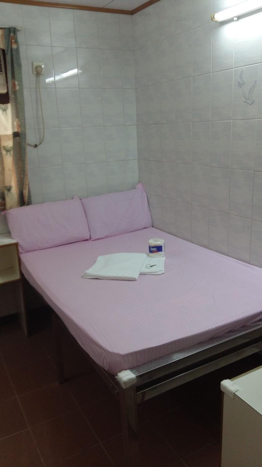New Yan Yan Guest House reception 9th floor Flat E4 E6 Bed and Breakfast in Hong Kong