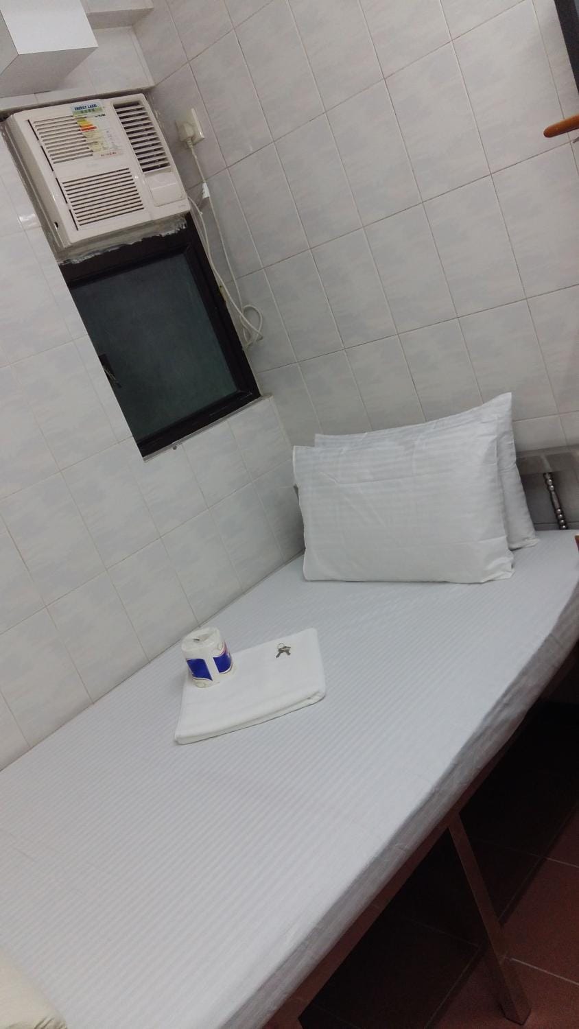 New Yan Yan Guest House reception 9th floor Flat E4 E6 Bed and Breakfast in Hong Kong
