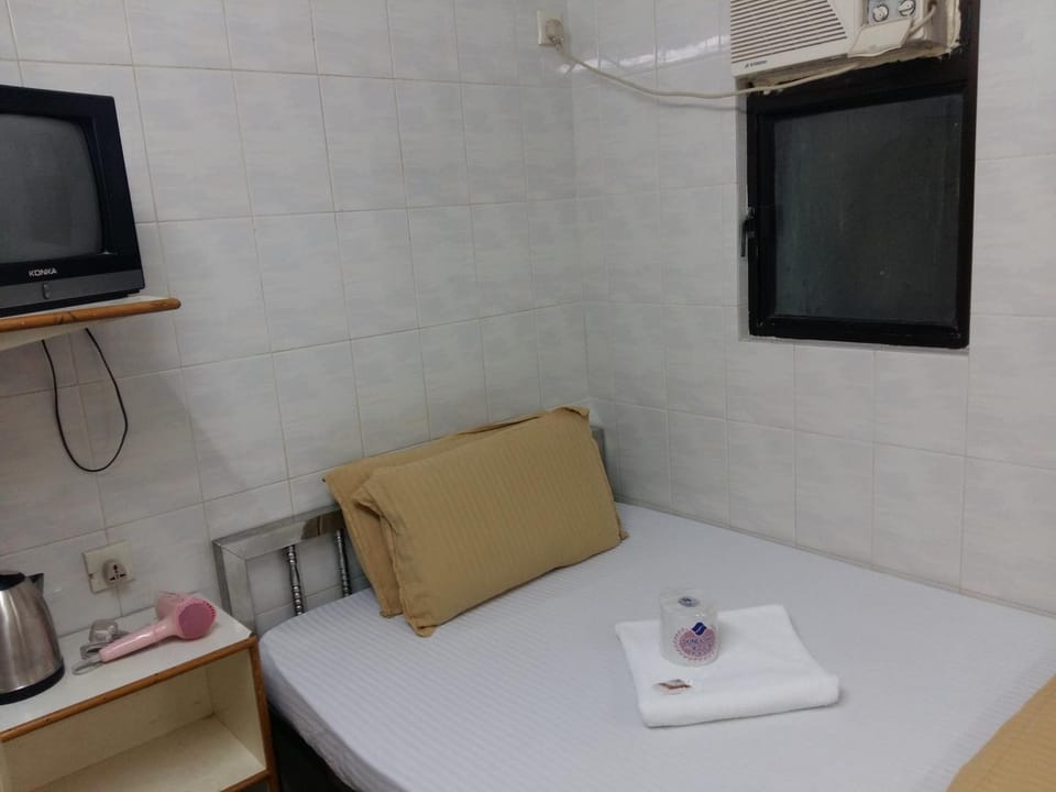 New Yan Yan Guest House reception 9th floor Flat E4 E6 Bed and Breakfast in Hong Kong