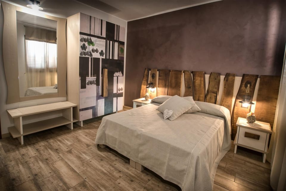 Bed, Photo of the whole room, Decorative detail, Bedroom