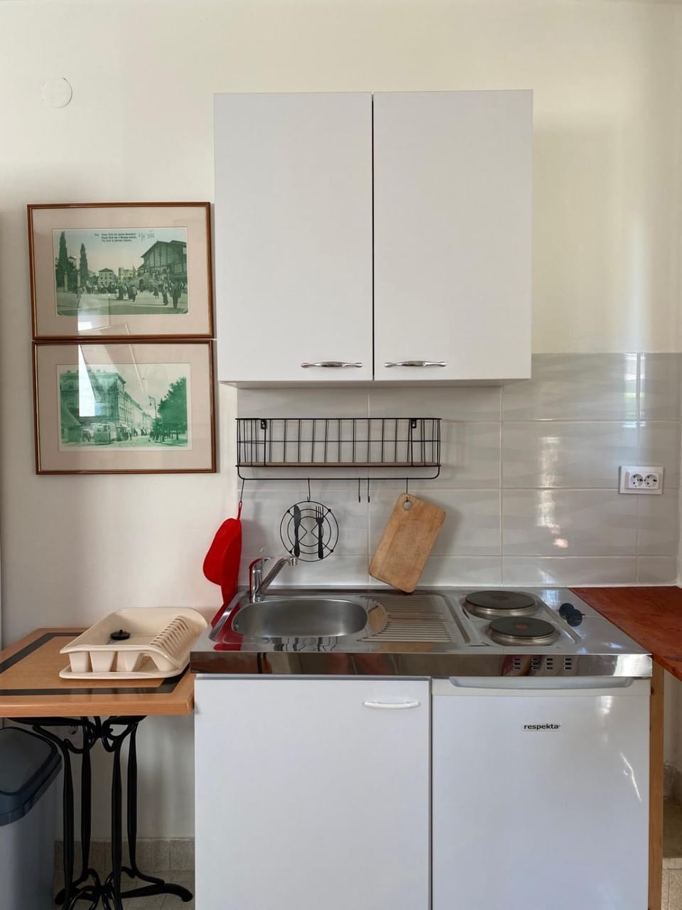Kitchen or kitchenette, minibar, stove