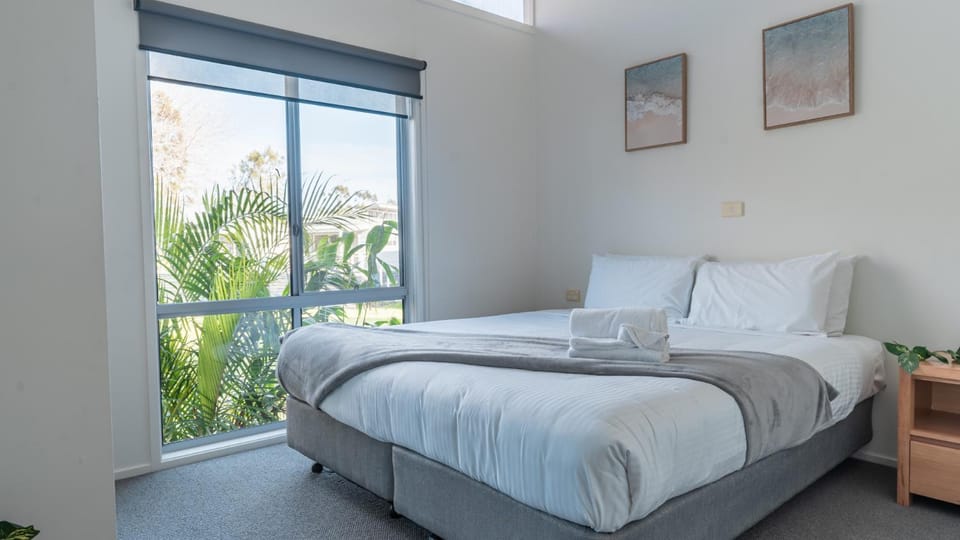 Photo of the whole room, Bedroom, towels