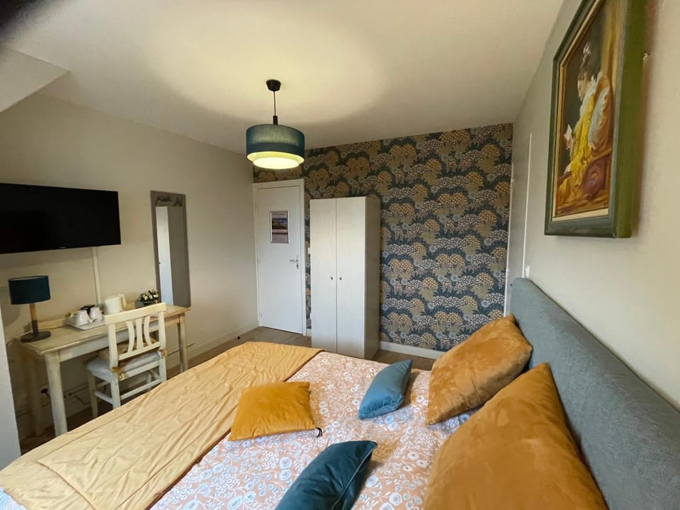 Bed, TV and multimedia, Photo of the whole room, Bedroom