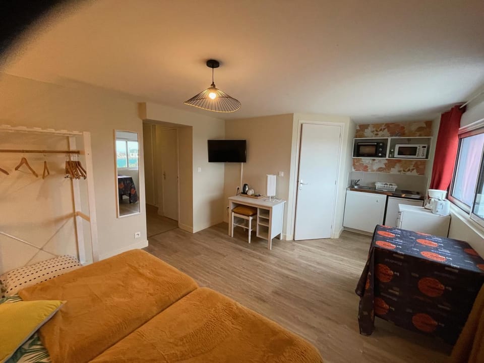 Bed, TV and multimedia, Kitchen or kitchenette, Photo of the whole room, Dining area, oven