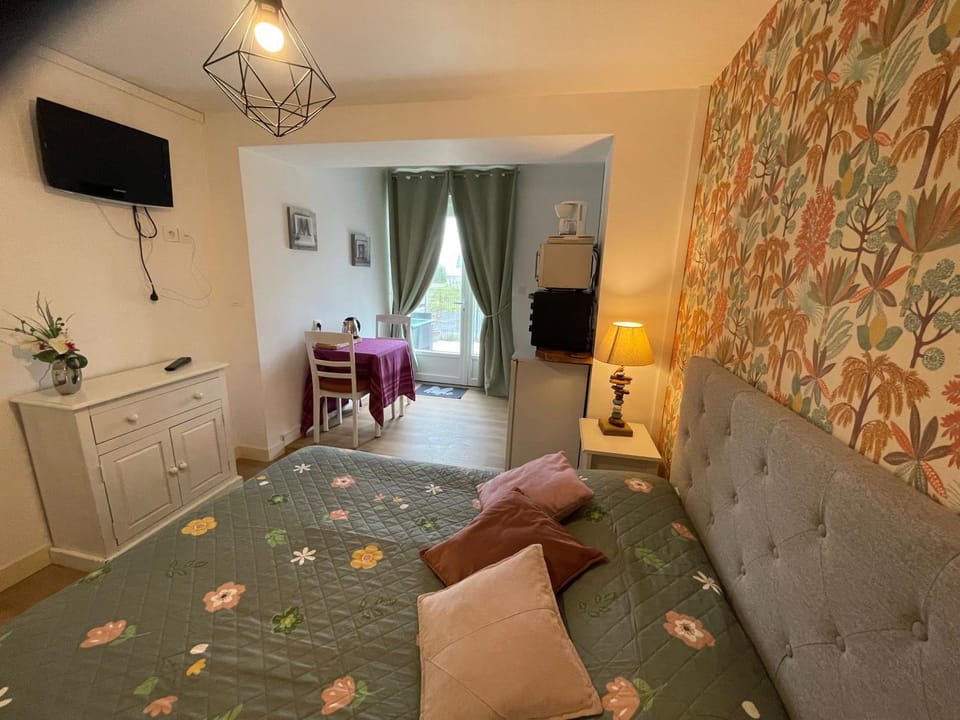 Bed, TV and multimedia, Photo of the whole room, Dining area