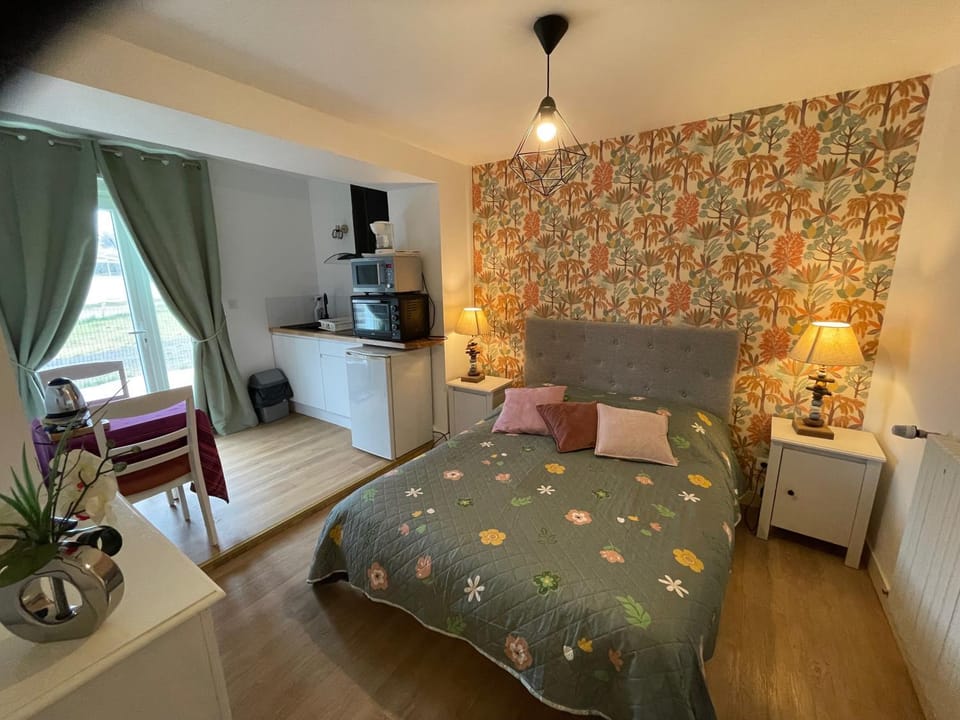 Bed, Kitchen or kitchenette, Photo of the whole room, Dining area, Bedroom