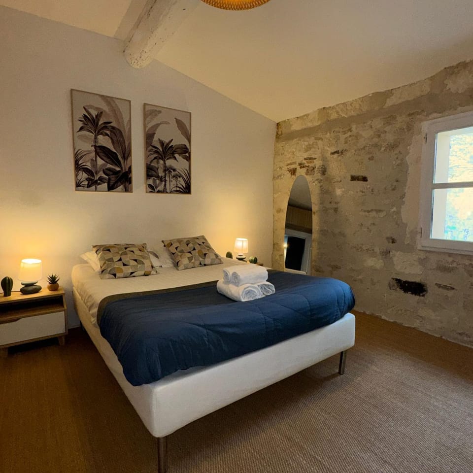 Bed, Photo of the whole room, Bedroom, towels