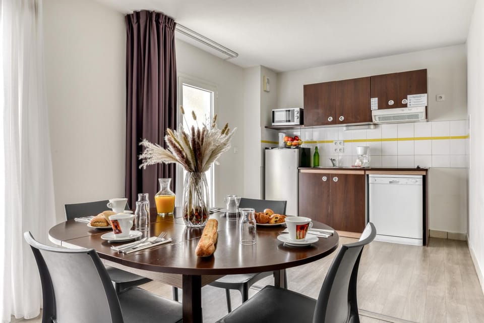 Kitchen or kitchenette, Living room, Dining area