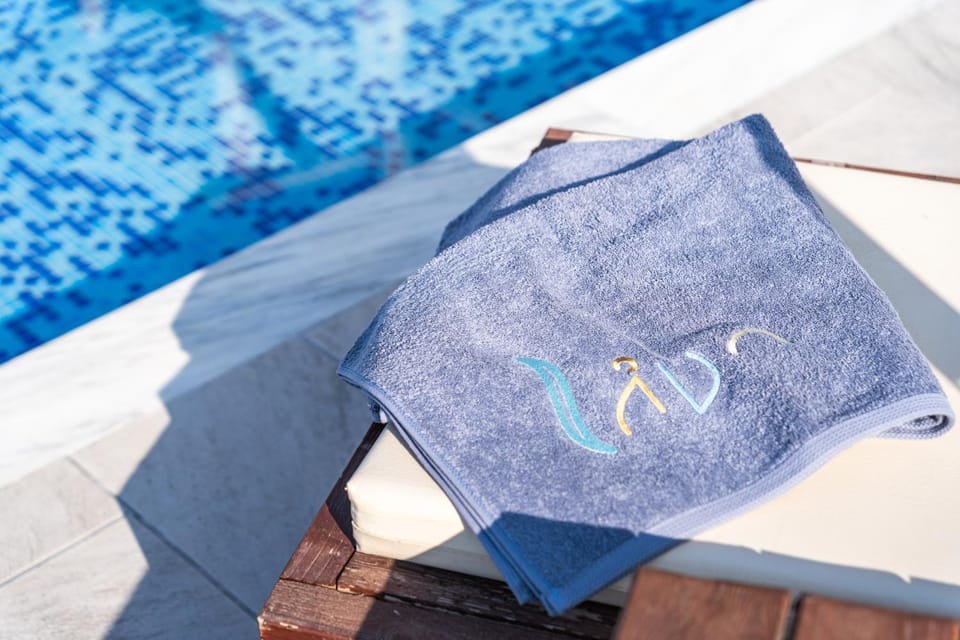 Swimming pool, towels