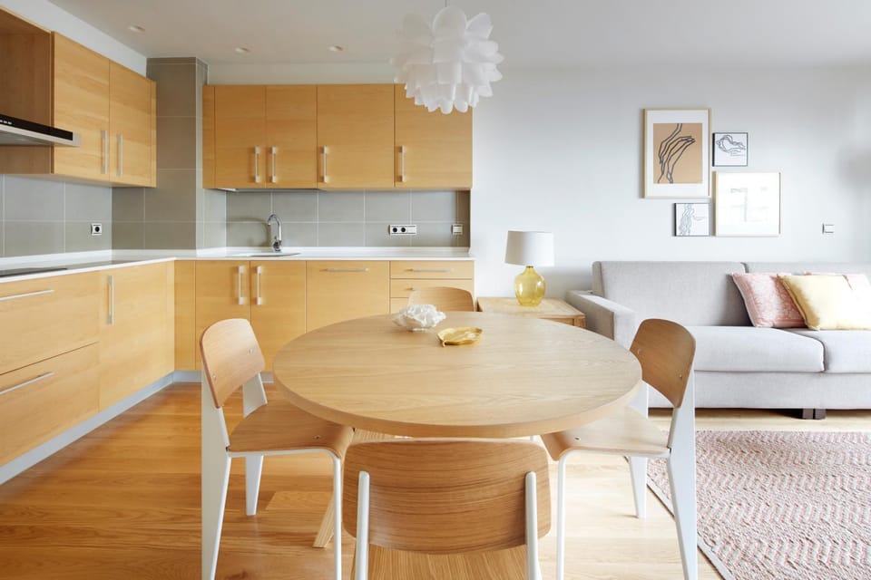 Kitchen or kitchenette, Dining area