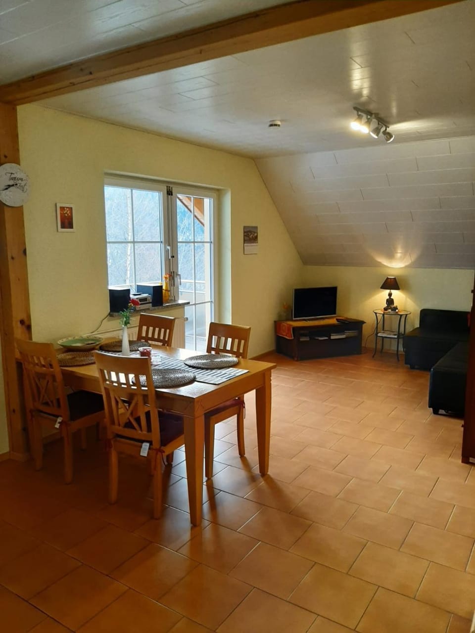 TV and multimedia, Living room, Seating area, Dining area