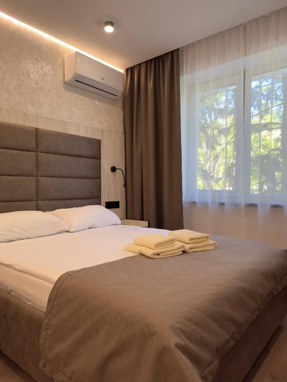 Bed, Photo of the whole room, towels, air conditioner