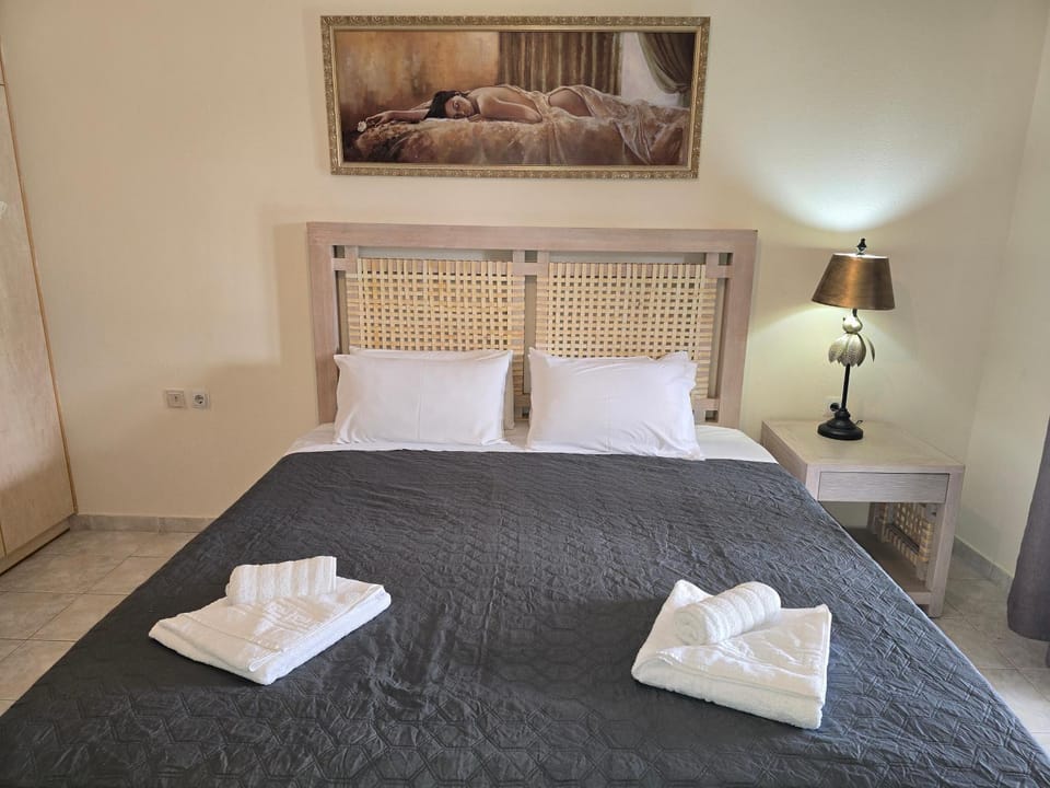 Bed, Photo of the whole room, Bedroom, towels