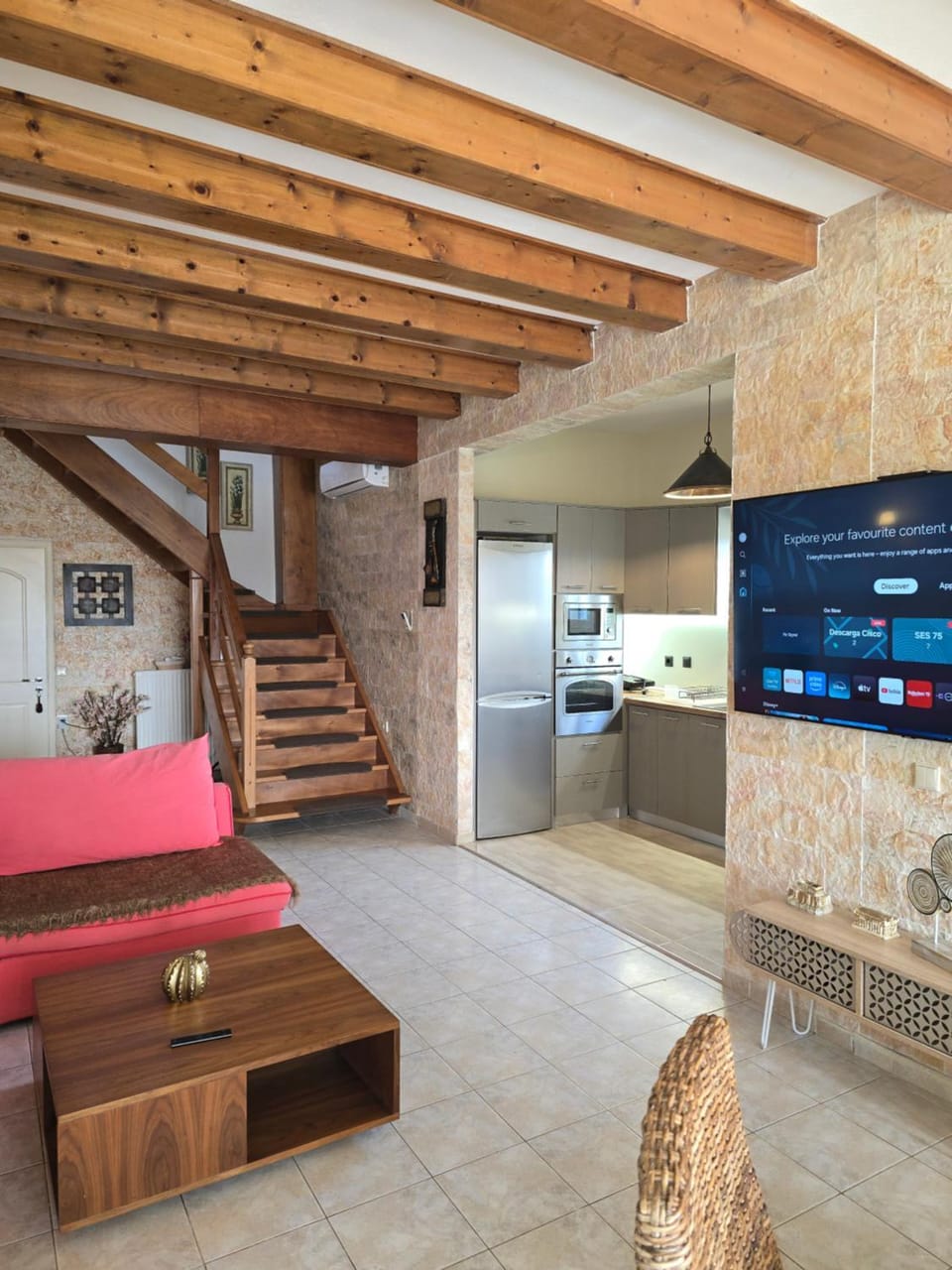TV and multimedia, Kitchen or kitchenette, Living room, Seating area, oven, stove