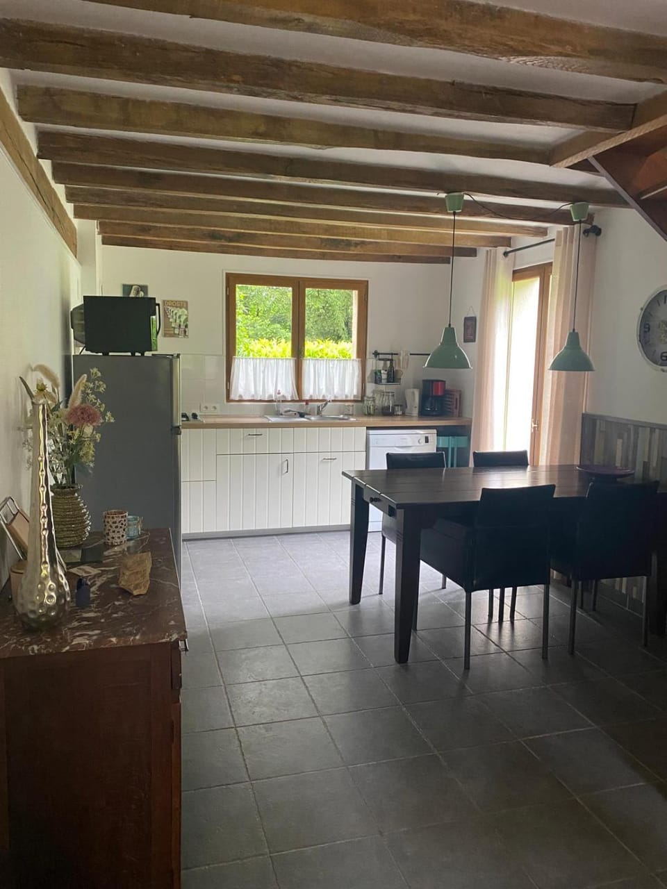 Kitchen or kitchenette, Dining area