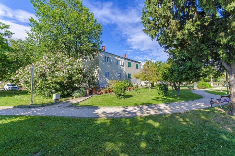 Facade/entrance, Spring, Day, Winter, Summer, BBQ facilities, Children play ground, Garden, Balcony/Terrace, Decorative detail, Autumn, On site, Garden view, young children, older children, group of guests, Family