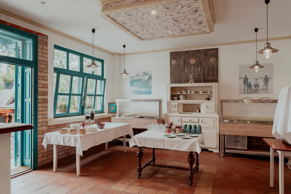 Food and drinks, Dining area, Breakfast