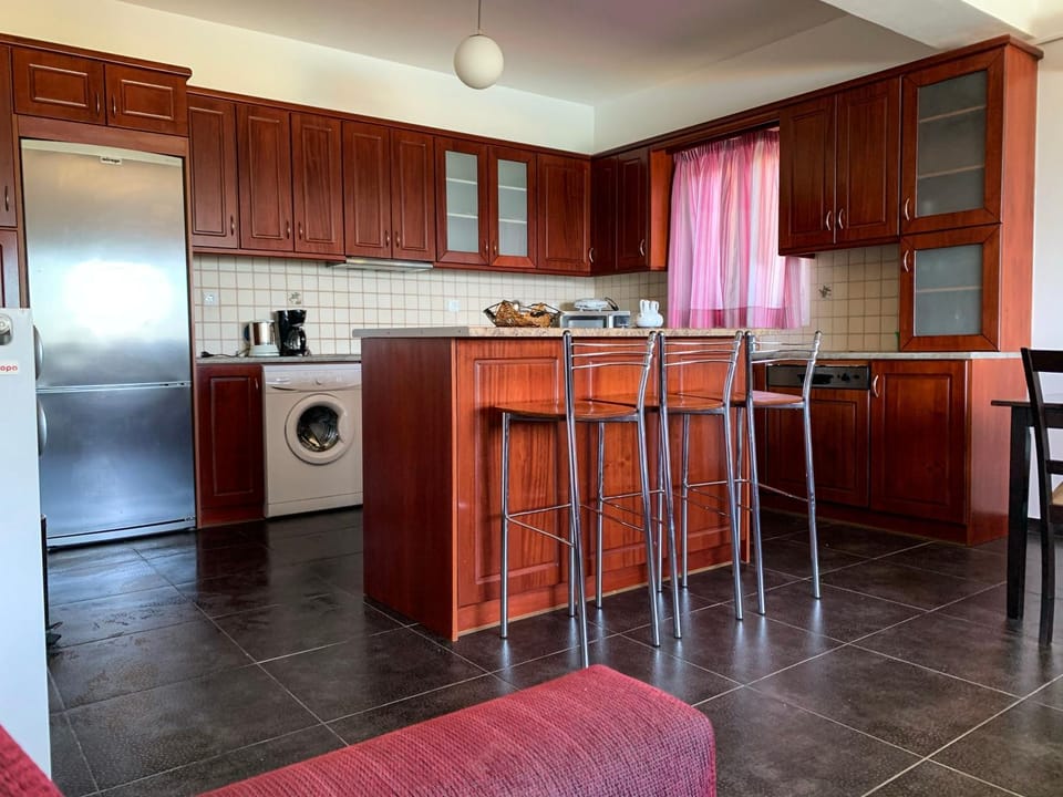 Kitchen or kitchenette, Seating area, Dining area