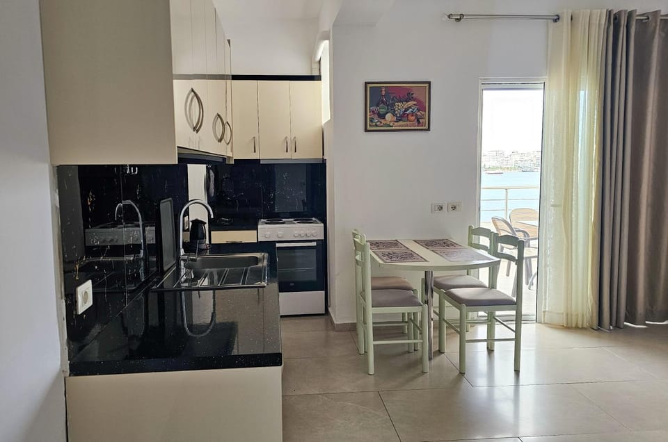 Kitchen or kitchenette, Seating area, minibar