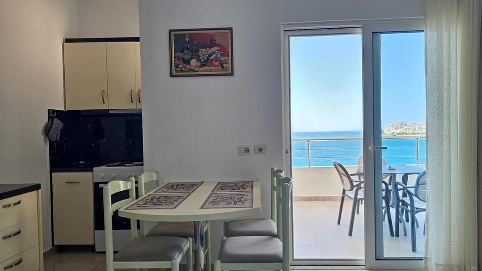 Kitchen or kitchenette, Seating area, Dining area, Evening entertainment, Sea view