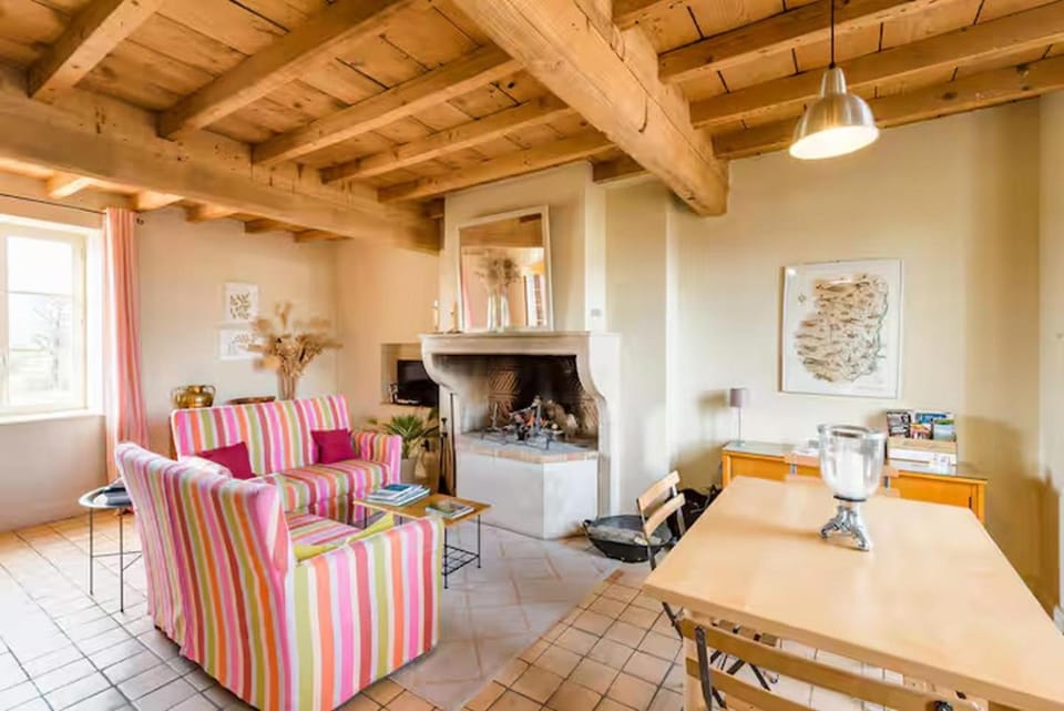 Living room, Seating area, Dining area, fireplace