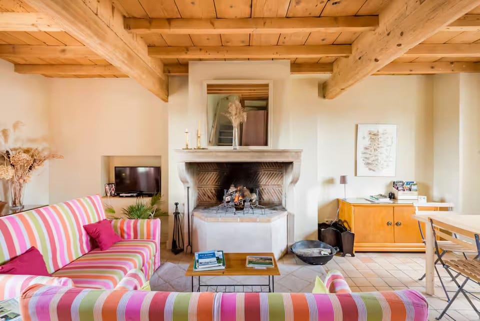 TV and multimedia, Living room, Seating area, fireplace