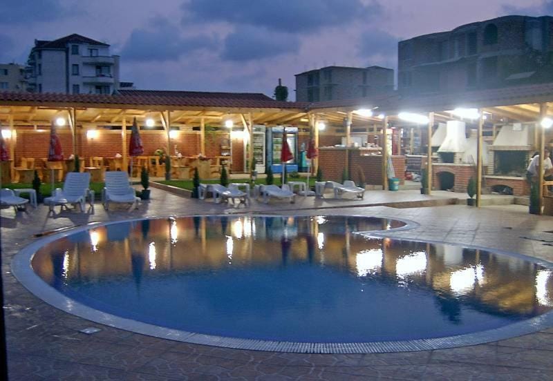 Restaurant/places to eat, Garden, Swimming pool