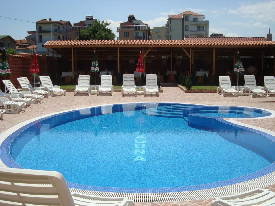 Restaurant/places to eat, Swimming pool