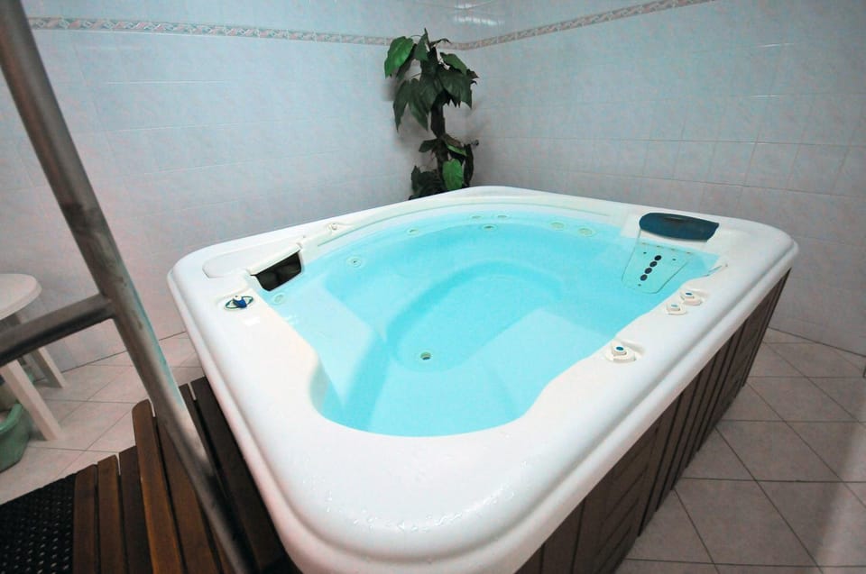 Hot Tub, Spa and wellness centre/facilities, On site