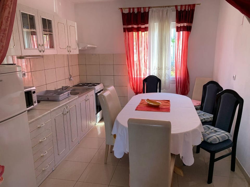 Kitchen or kitchenette, Seating area, Dining area, microwave, stove
