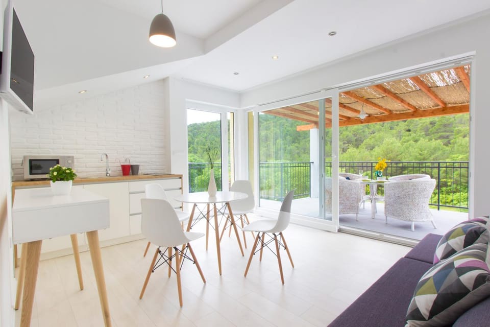 Living room, Dining area, Mountain view