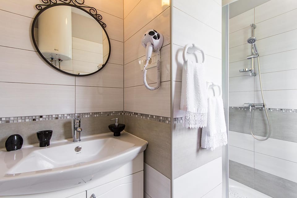 Shower, Bathroom, Decorative detail