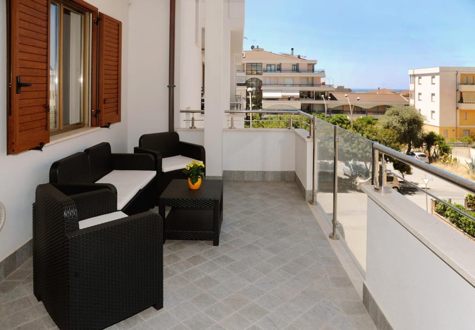 Balcony/Terrace, Street view