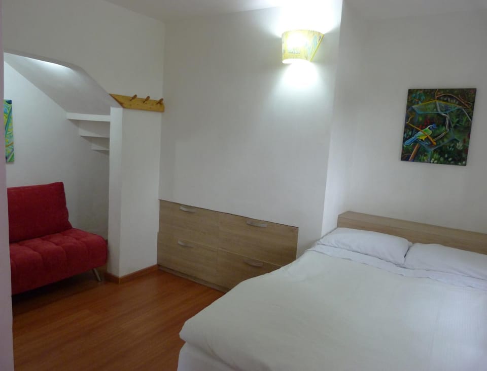 Photo of the whole room, Decorative detail