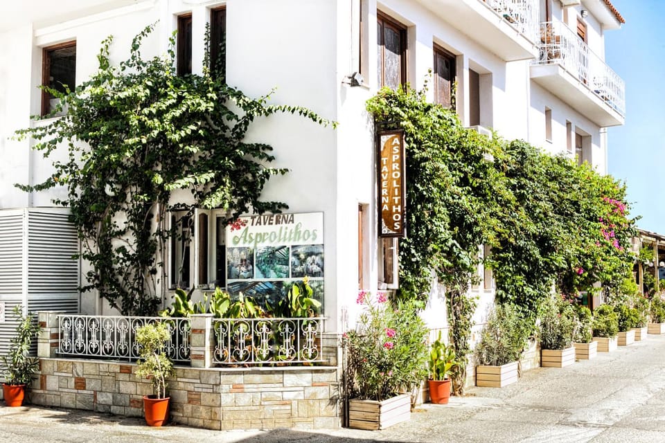 Property building, Restaurant/places to eat, On-site shops