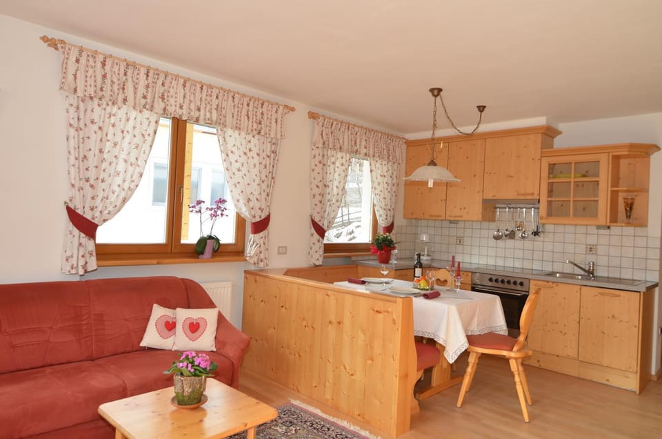 Day, Living room