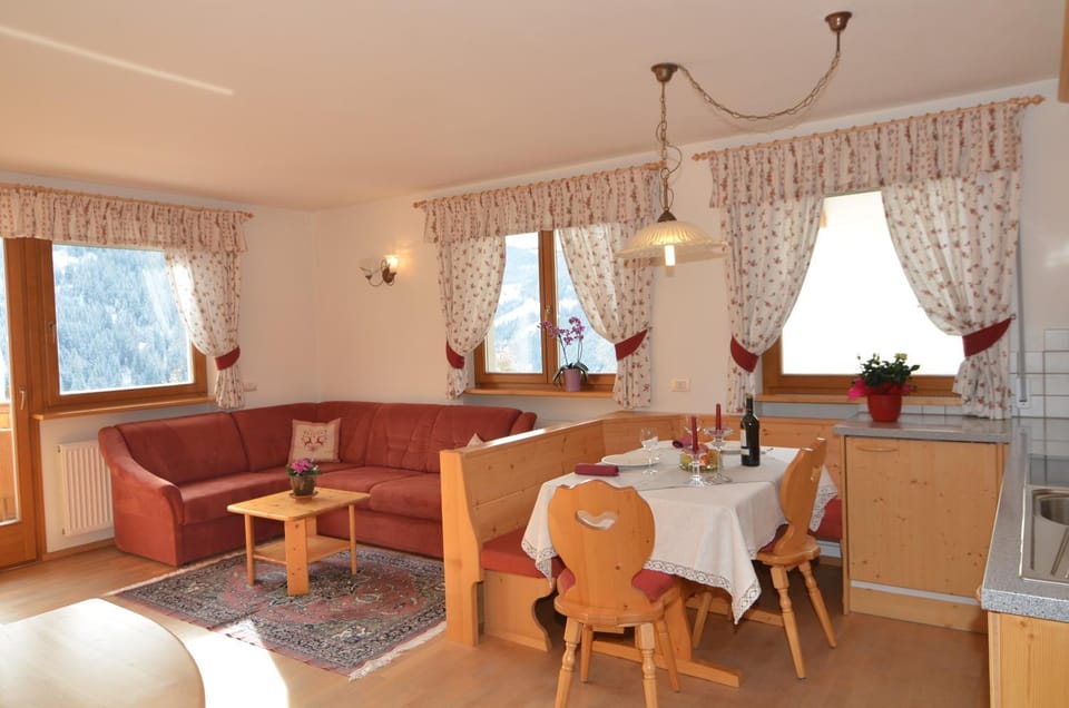 Day, Living room