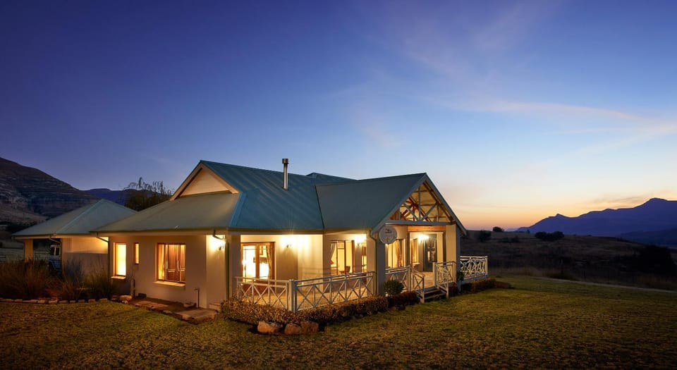 Property building, Facade/entrance, Natural landscape, On site, Mountain view