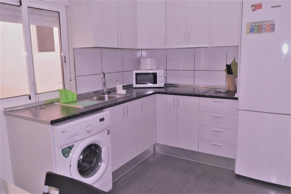 Kitchen or kitchenette, minibar, stove, toaster, washing machine