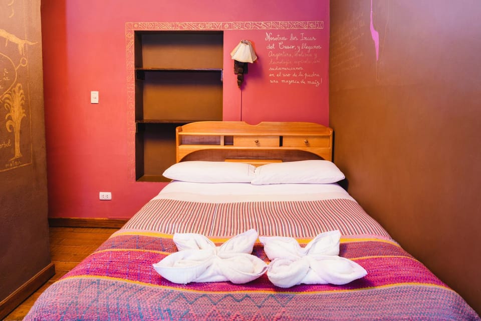 Bed, Photo of the whole room, Decorative detail, towels