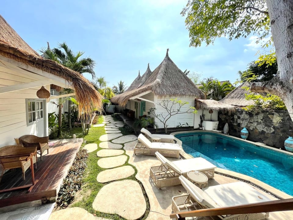 Property building, Day, Pool view, Swimming pool, sunbed