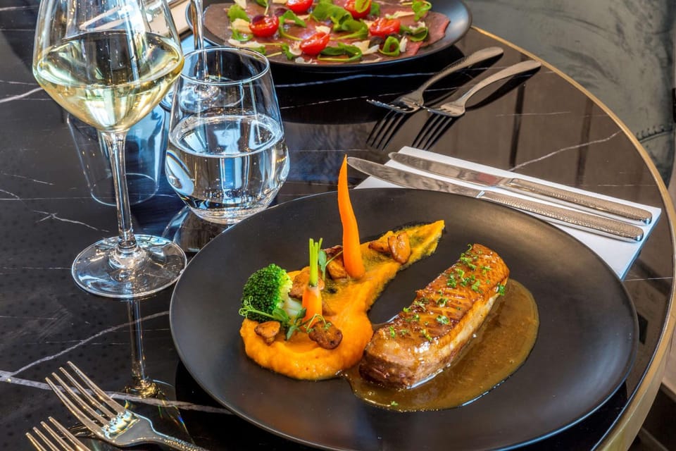 Restaurant/places to eat, Dining area, On site