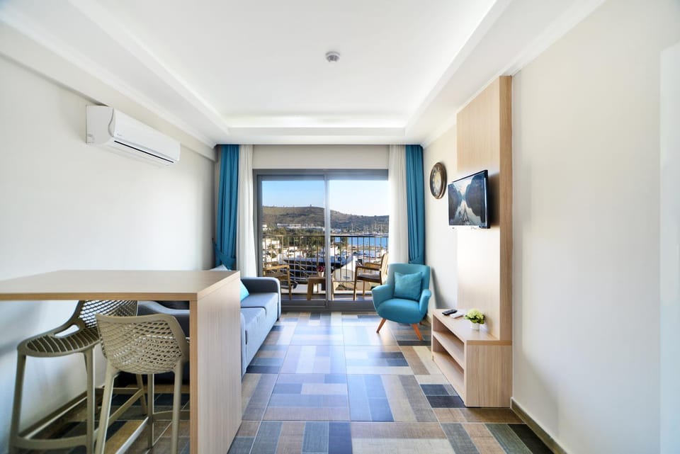 TV and multimedia, Living room, Seating area, Dining area, air conditioner