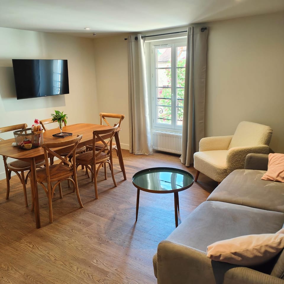 Communal lounge/ TV room, TV and multimedia, Living room, Seating area, Dining area