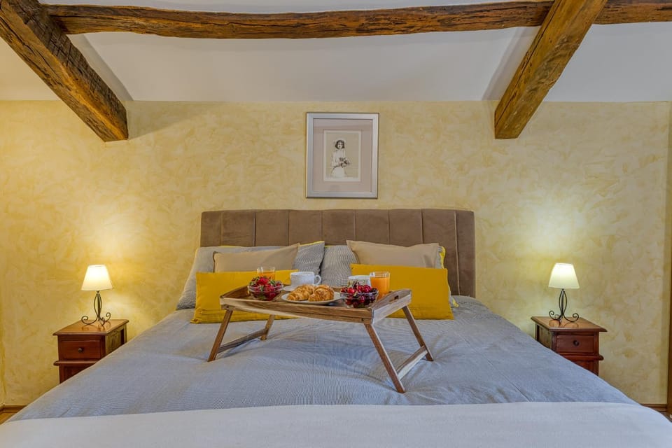 Bed, Seating area