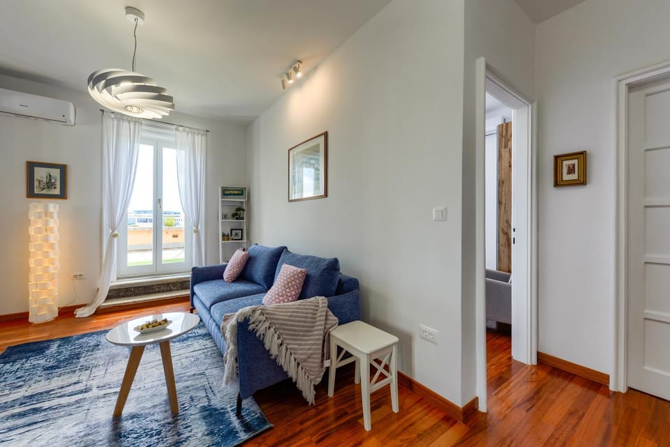 Living room, Seating area, air conditioner