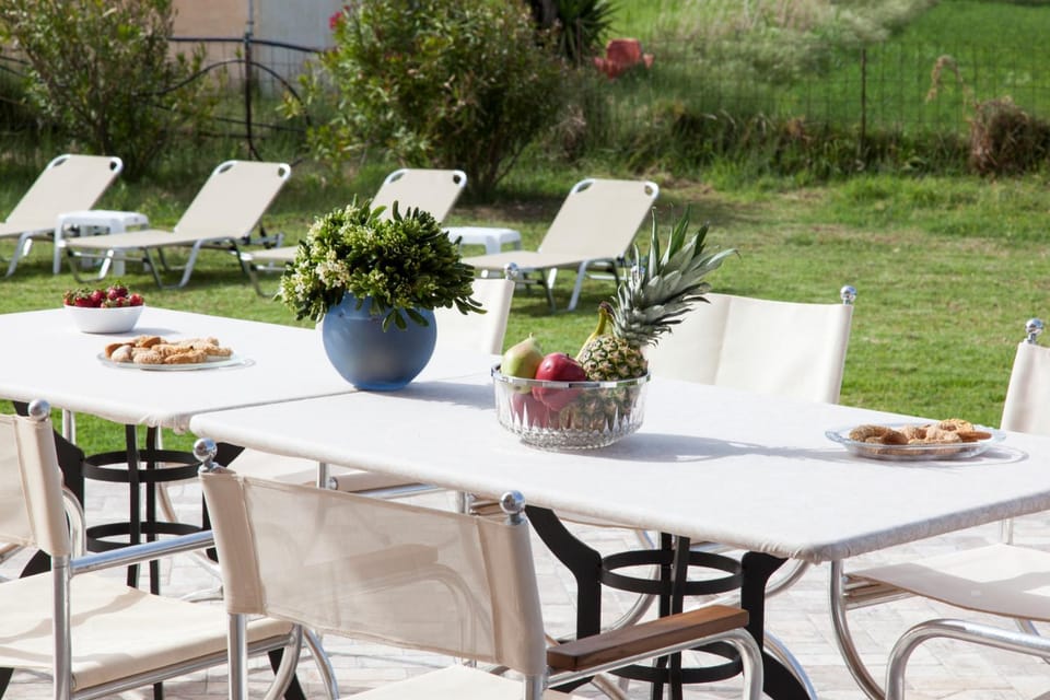 Patio, Garden, Coffee/tea facilities, Decorative detail, Seating area, Dining area, Garden view, Sea view