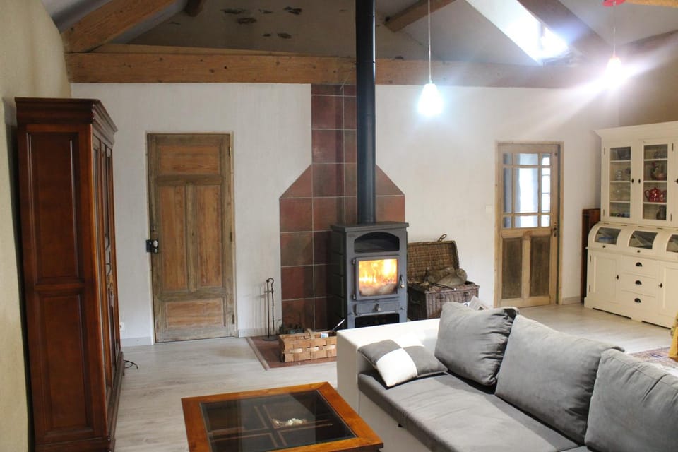 Restaurant/places to eat, TV and multimedia, Living room, Hiking, River view