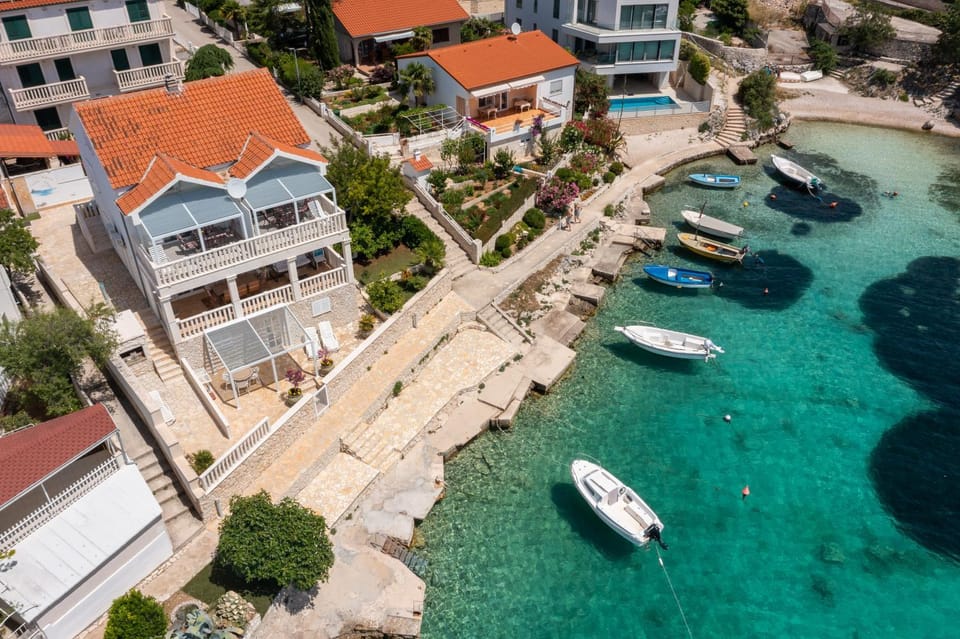 Property building, Neighbourhood, Bird's eye view, Sea view, Location