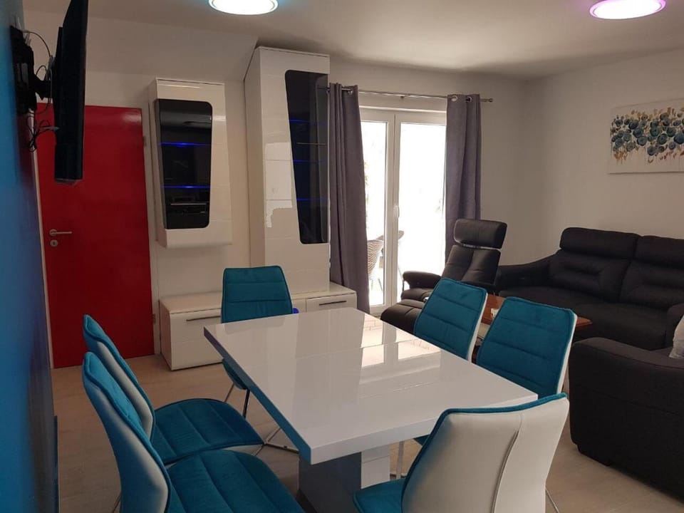 Day, Summer, TV and multimedia, Living room, Other, Seating area, Dining area, On site